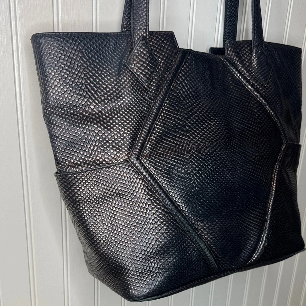 Kelly Wynne Paint the Town Tote in Black & Gold Snakeskin‎ Textured